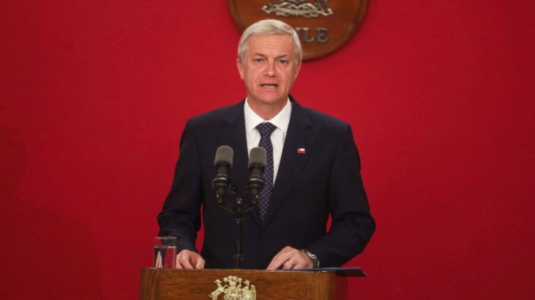 AHORA | Desaprobación del pdte. Kast aumenta 22 puntos tras mega alza de combustibles