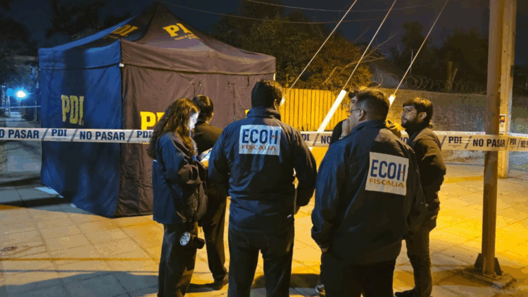 Fue baleado en la cabeza: Hombre es asesinado al interior de su auto en La Granja