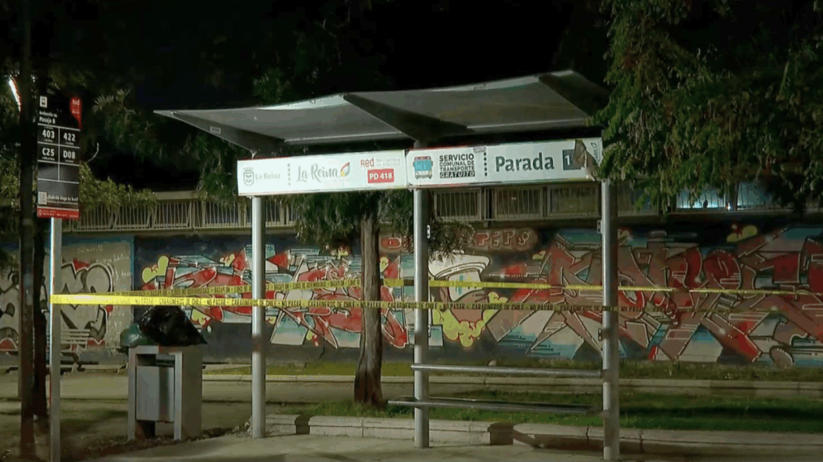 Adolescente de 14 años es apuñalado por otro de 15 en paradero de La Reina