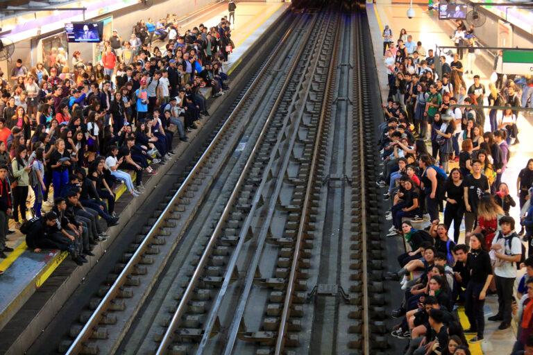 Emergencia en Metro de Santiago obligó al cierre de estaciones en Línea 5