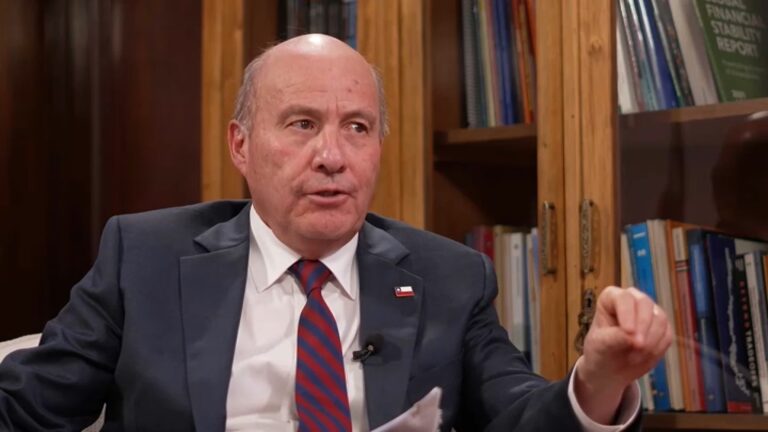 Ministro de Hacienda anuncia alza histórica en el precio de los combustibles