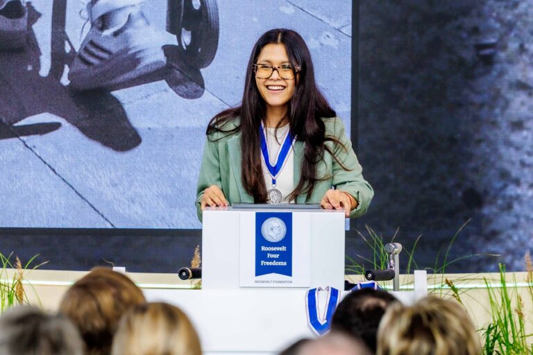 Isidora Uribe, ex embajadora de Teletón, fue reconocida con importante premio por su aporte a la inclusión