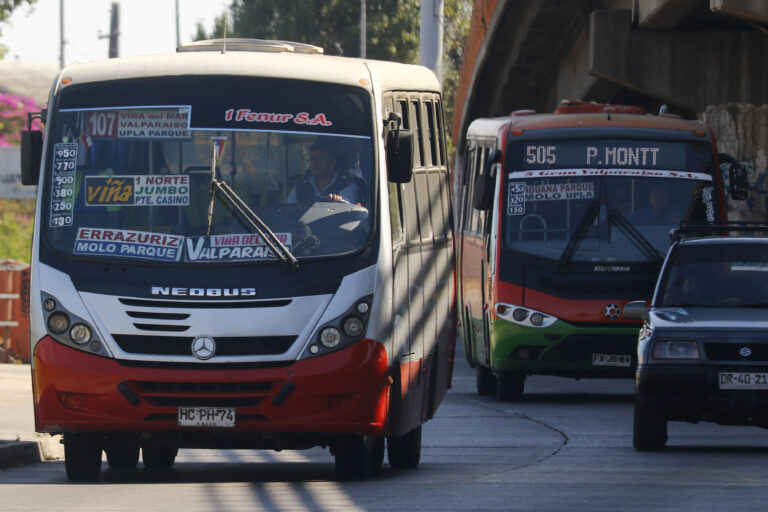 Inicia paro de micros de Valparaíso por millonaria deuda en subvenciones y alza en las bencinas