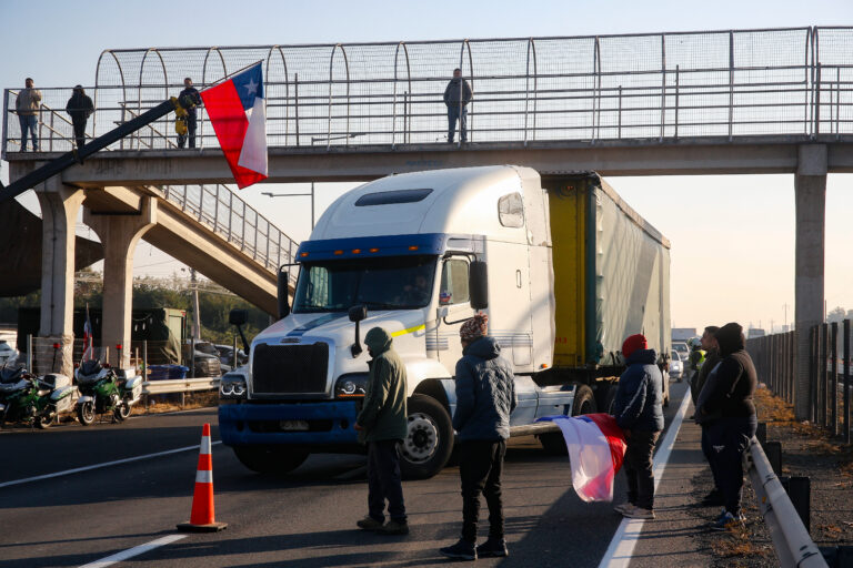 Dueños de camiones de Valparaíso llaman a movilizaciones por alza de combustibles