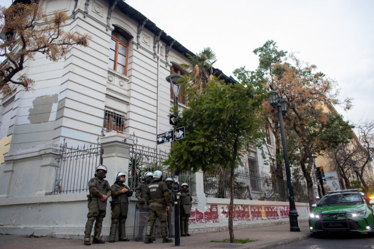 SLEP pide desalojo del Liceo de Aplicación tras negativa de 10 estudiantes a deponer la toma