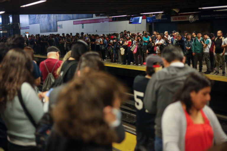 Metro presenta retrasos en la frecuencia de una de sus líneas: Es el tercer problema esta semana