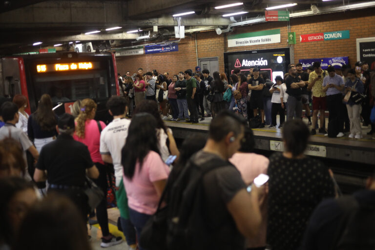AHORA | Metro de Santiago presenta retrasos en una de sus líneas: Usuarios reportan evacuaciones