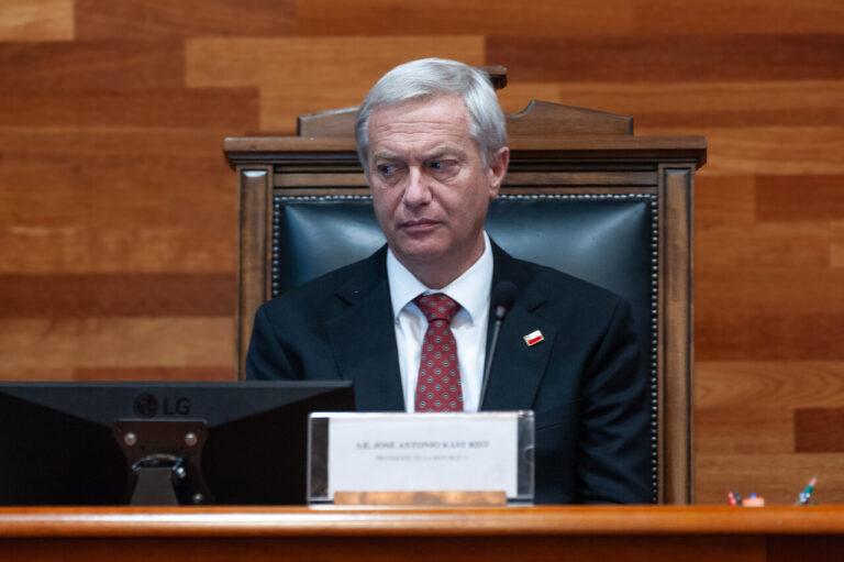 Cadem: Aprobación de pdte. Kast registra nueva caída y un 62% rechaza polémico almuerzo en La Moneda