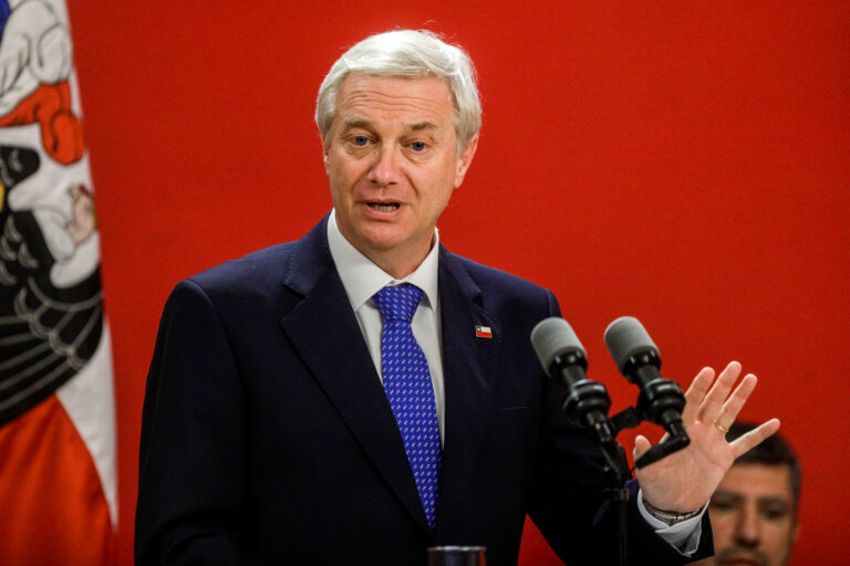 Cadem: 49% cree que Plan de Reconstrucción Nacional de presidente Kast beneficiaría a los más ricos