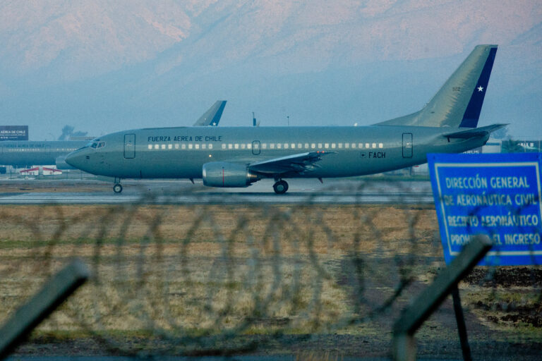 Primer vuelo de migrantes expulsados por gobierno de Kast ya despegó: Esto es lo que se sabe
