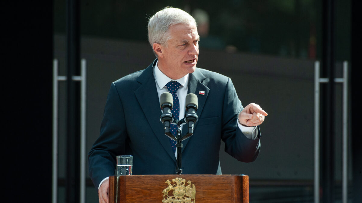 Encuesta Criteria: Aprobación del pdte. Kast registra leve aumento y desaprobación se mantiene en 49%