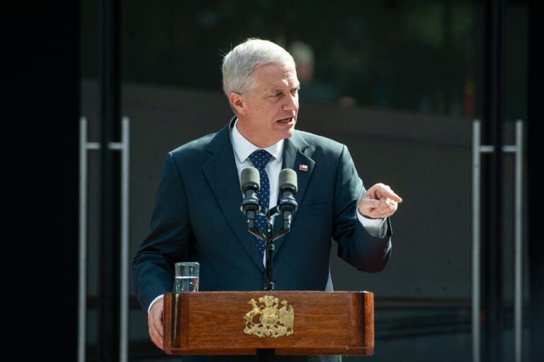 Encuesta Criteria: Aprobación del pdte. Kast registra leve aumento y desaprobación se mantiene en 49%