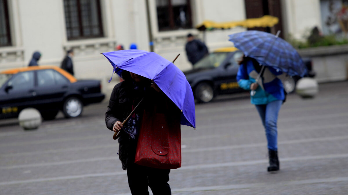 Vuelve la lluvia a Santiago: Anuncian precipitaciones en seis regiones del centro y sur del país