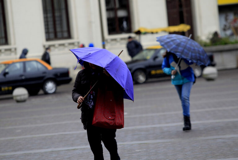 Vuelve la lluvia a Santiago: Anuncian precipitaciones en seis regiones del centro y sur del país
