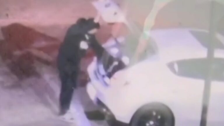 Video | Cámara capta fatal atropello en Maipú: Conductor impacta a amigo tras intento de encerrona