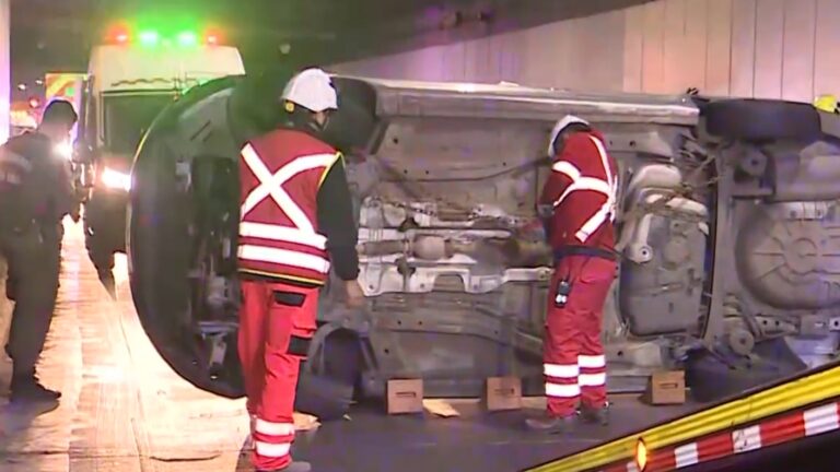 Grave accidente en túnel Costanera Norte: Auto terminó volcado y hay tránsito lento en el lugar