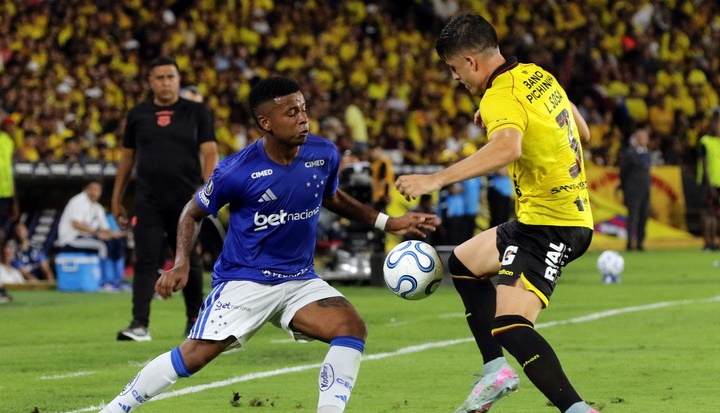 ¿Sin público ante la UC? Árbitro acusó agresiones de hinchas de Barcelona en duelo ante Cruzeiro