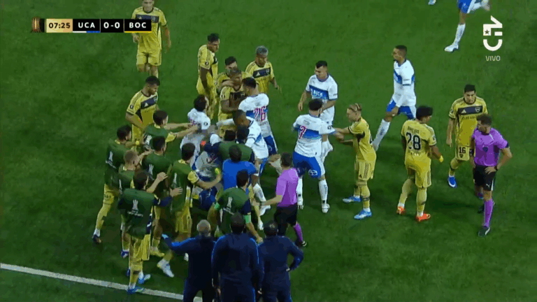 Recién iniciado el partido: Jugadores de la UC y Boca protagonizan bataola en el Claro Arena