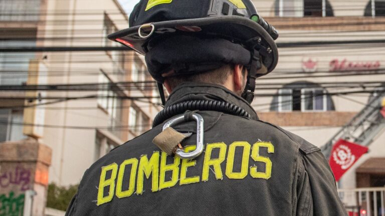 Incendio afectó a departamento en Las Condes: Se habría generado por el mal uso de una parrilla