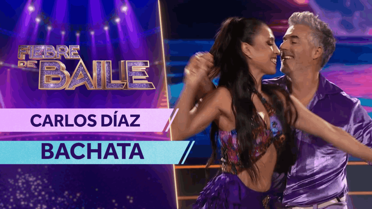 Muy apegaditos y sonriendo: La distintiva presentación de Carlos Díaz que no dejó indiferente al público