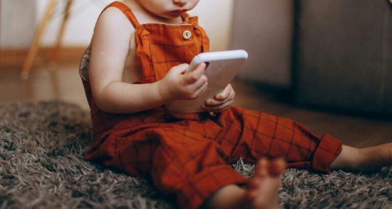 Bebés y pantallas: Estudio reveló que el 72% interactúa con dispositivos digitales antes de los 9 meses