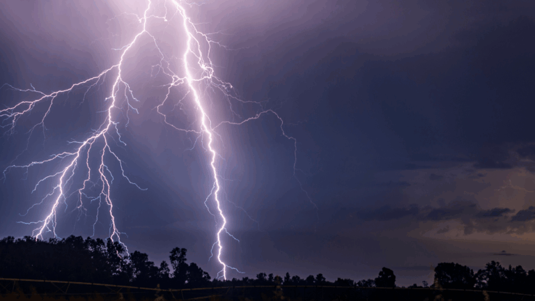 Por hasta tres días: DMC emite aviso de tormentas eléctricas en dos regiones del país