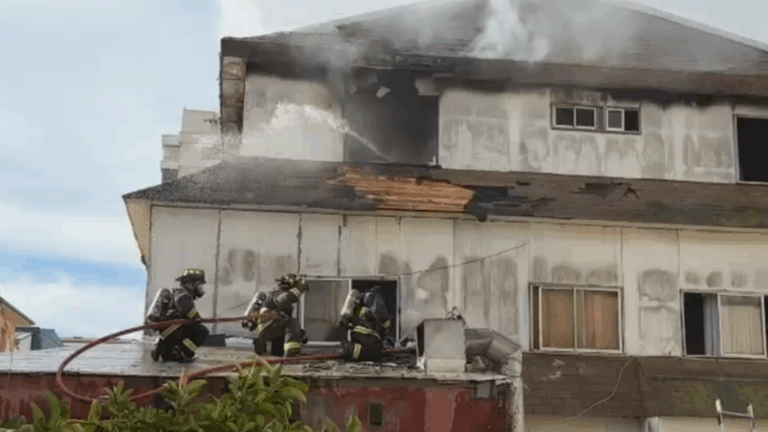 Incendio afecta a hotel en Viña del Mar: Cuatro personas evacuadas