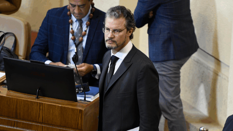 Tensión en el PDG: bancada expulsa al diputado Cristián Contreras