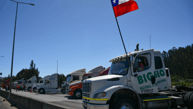 Se suman a las movilizaciones: Dueños de camiones de Valparaíso anuncian paro por alza de combustibles