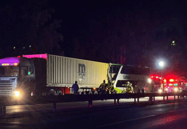 Grave accidente se registra en Ruta 68: Choque entre un bus de pasajeros y un camión deja varios lesionados