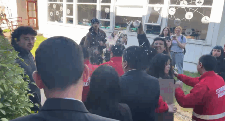 VIDEO | Captan momento exacto en que le arrojan agua a ministra Lincolao