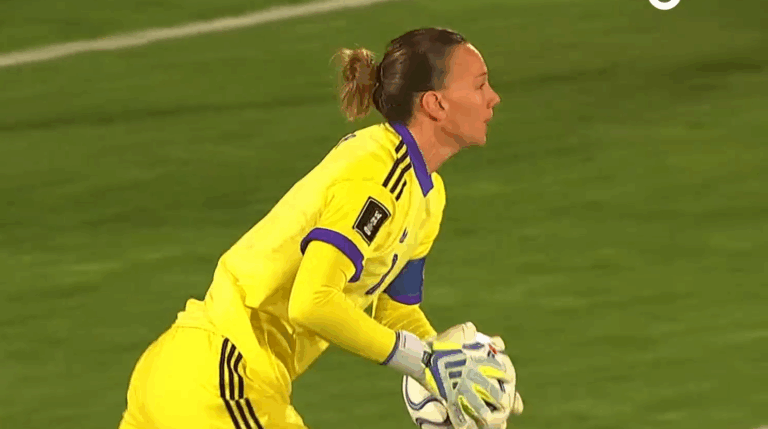 Crack total: La notable doble atajada de Christiane Endler para evitar nuevo gol de Argentina