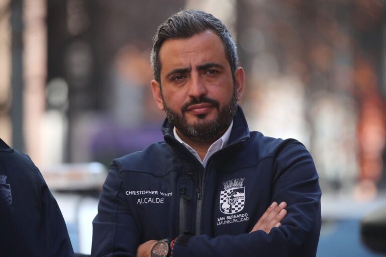 Alcalde de San Bernardo fue atacado a golpes por vecinos: Grupo lanzó piedras a vehículos municipales