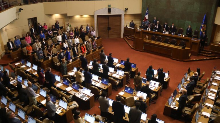 Supersueldos: Estos son los millonarios salarios de más de 130 funcionarios del Congreso