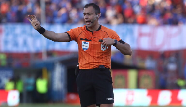 De gendarme a la cancha: Custodió a Cathy Barriga y ahora dirigirá el clásico universitario