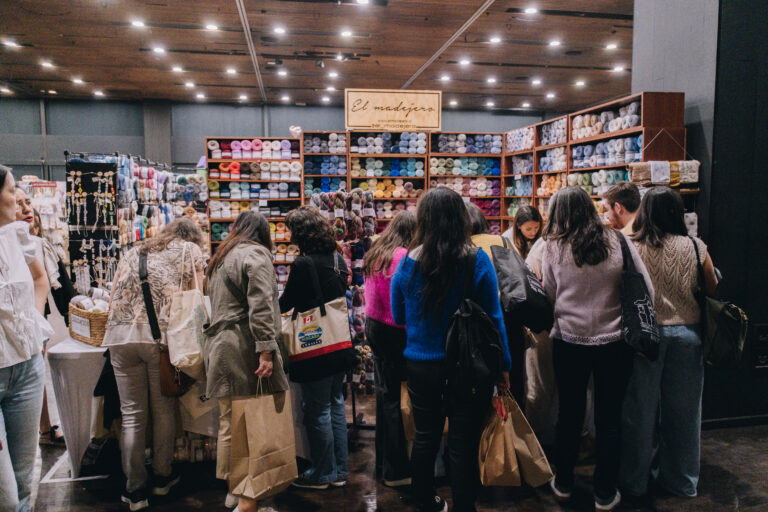 ¿Te apasiona el tejido? Gran festival reúne a más de 100 expositores y ofrece talleres este mes en Santiago