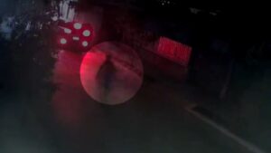 Cámaras captan momento en que delincuente aborda vehículo con padre e hijo en El Bosque