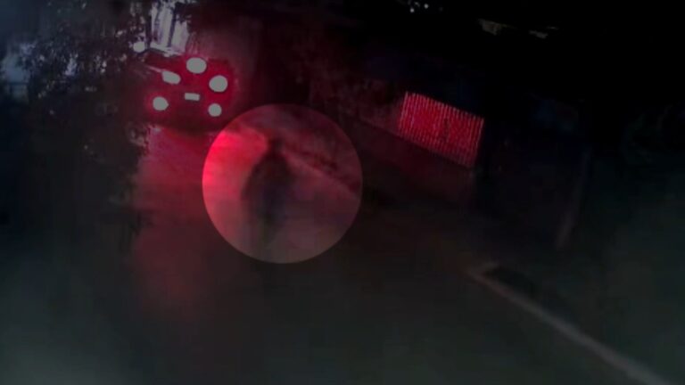 Cámaras captan momento en que delincuente aborda vehículo con padre e hijo en El Bosque