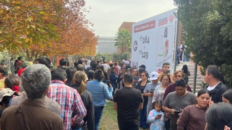 Peruanos en Chile enfrentan largas filas para votar en elección presidencial