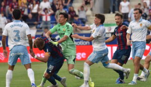 Combo que costó caro: La severa sanción que recibió Esteban Andrada tras golpear a rival en España