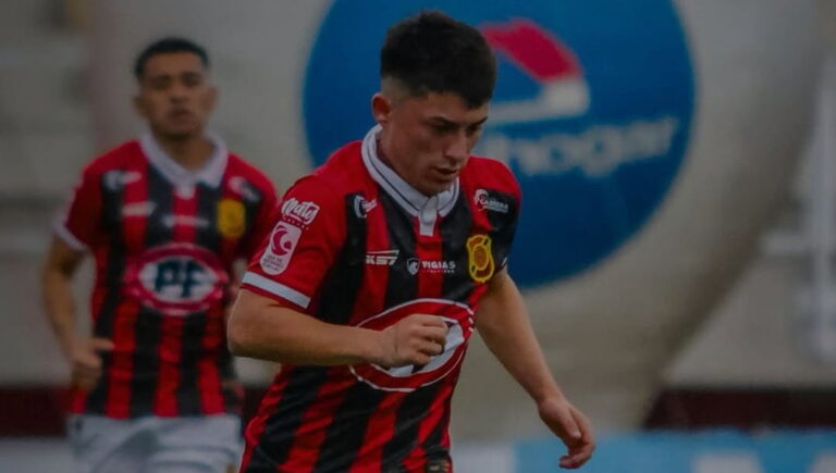 Respaldado por su club: Promesa del fútbol chileno anuncia su retiro para priorizar su salud mental