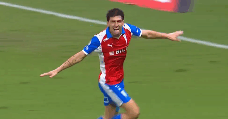 Cabezazo letal: Justo Giani ganó en el aire y abrió la cuenta para la UC ante Cruzeiro