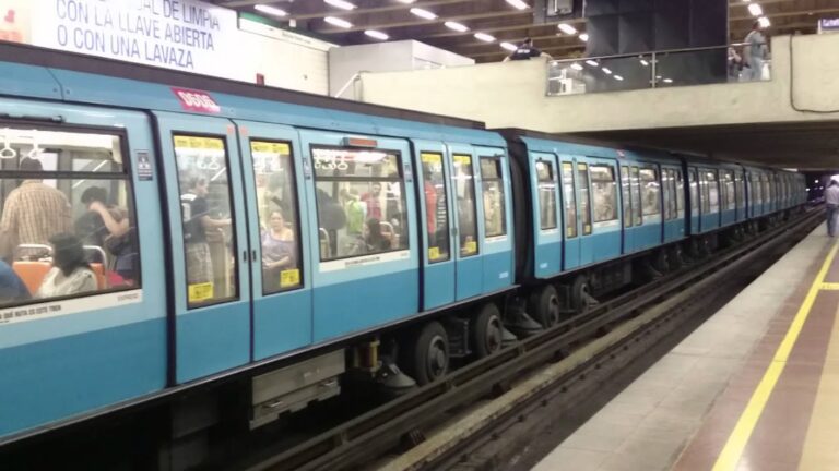 Metro de Santiago informa retraso en una de sus líneas