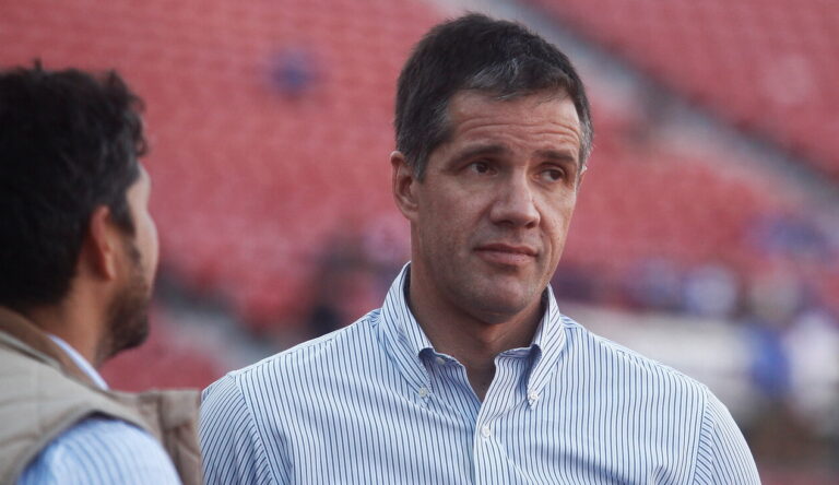 Remezón en la U: Michael Clark confirma su renuncia a la presidencia de Azul Azul