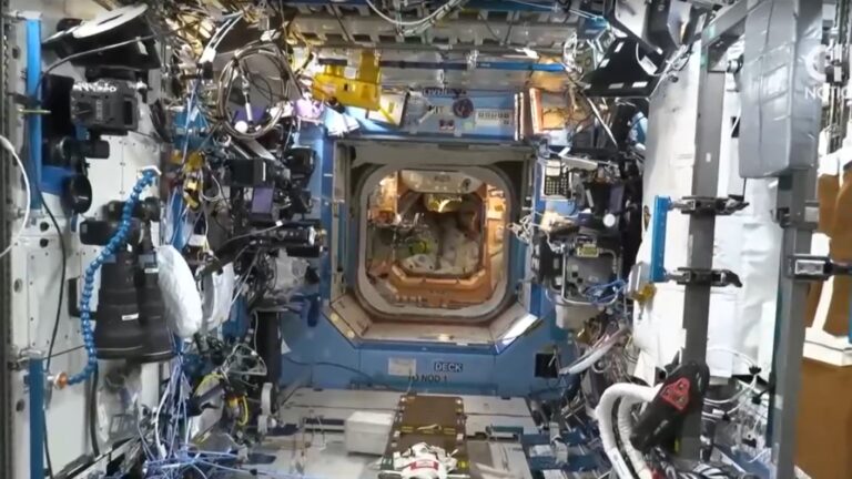 ¿Cómo es convivir, trabajar y hasta dormir 10 días en la cápsula Orión?