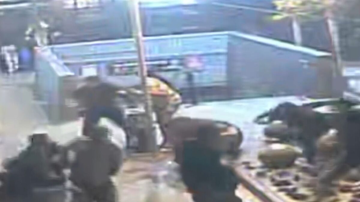 VIDEO | Delincuente murió: Funcionario PDI fue apuñalado tras frustrar robo en su contra en Estación Central