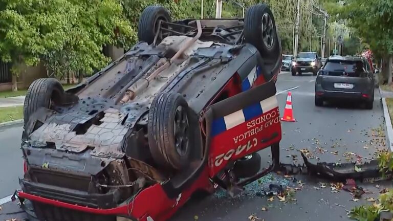 Inspector se habría desvanecido: Patrulla municipal de Las Condes queda volcada tras choque con árbol