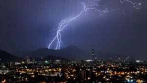 Metropolitana y otras 3 regiones: DMC anuncia tormentas eléctricas en la zona central