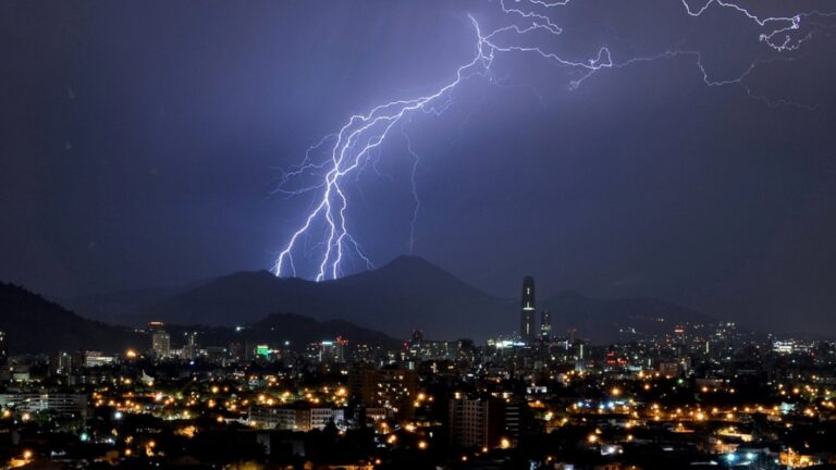 Metropolitana y otras 3 regiones: DMC anuncia tormentas eléctricas en la zona central