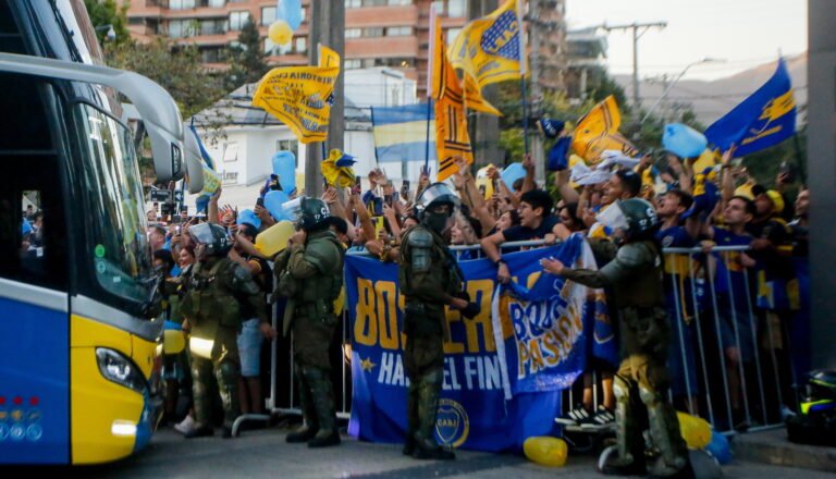 Reportan que hincha de Boca sufrió violento asalto en Vitacura: Lo amenazaron un arma de fuego